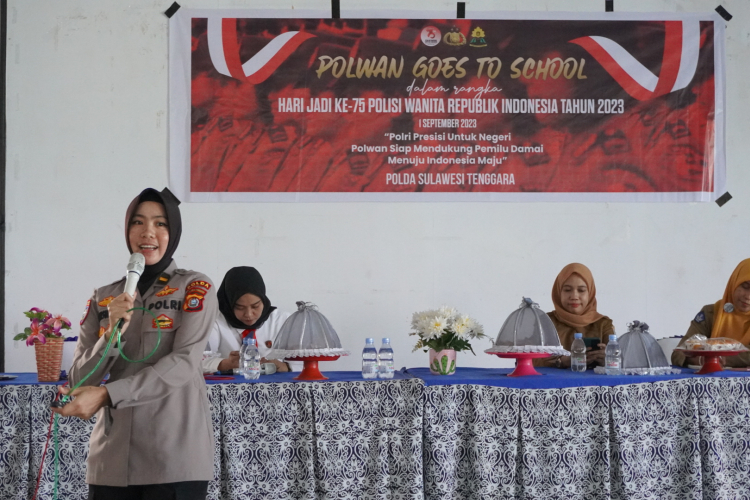 Polwan Goes To  School dalam sosialisasi bertemakan "Cerdas dalam Bermedia Sosial".